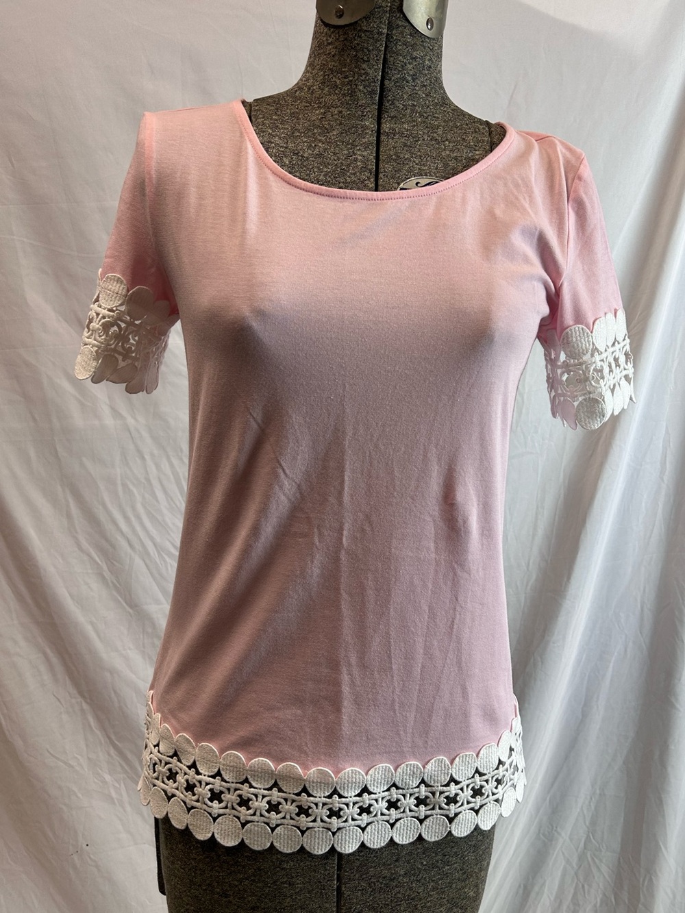 Lilly Pulitzer Light Pink Short Sleeve Top with White Lace Trim - Size XS